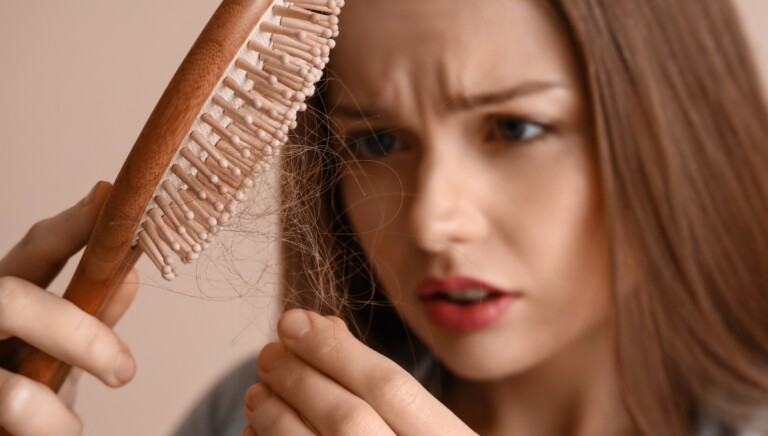 Comment reconnaître une chute de cheveux hormonale d’une chute saisonnière ?